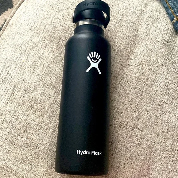 Black hydro flask 21 oz